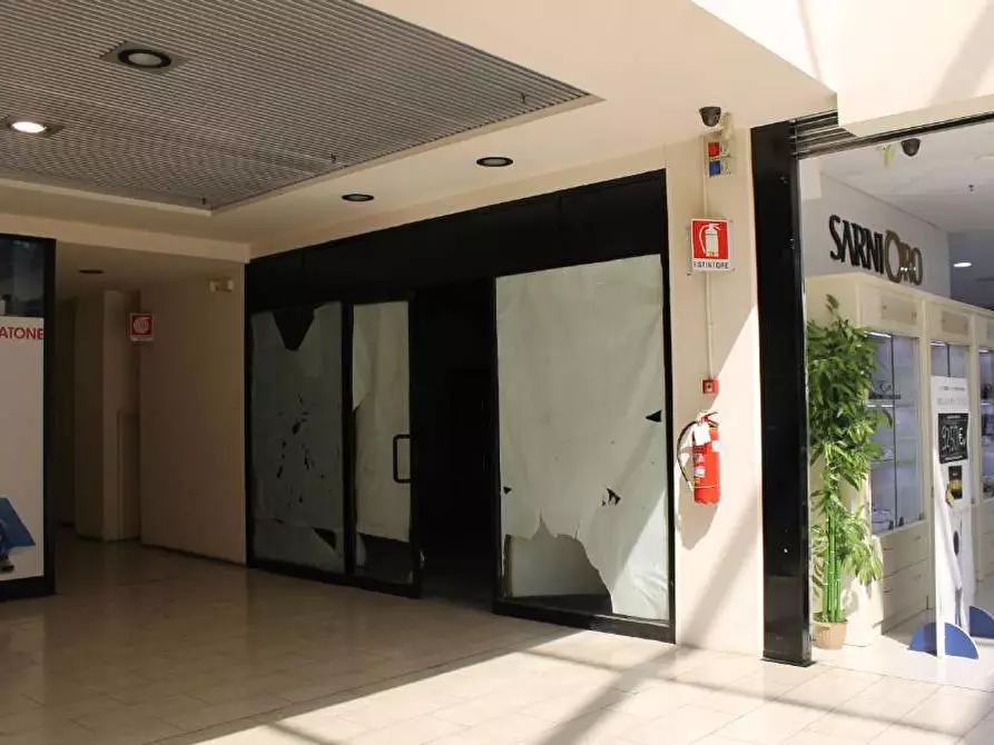 Immagine 1 di Negozio in vendita  a Cesano Maderno