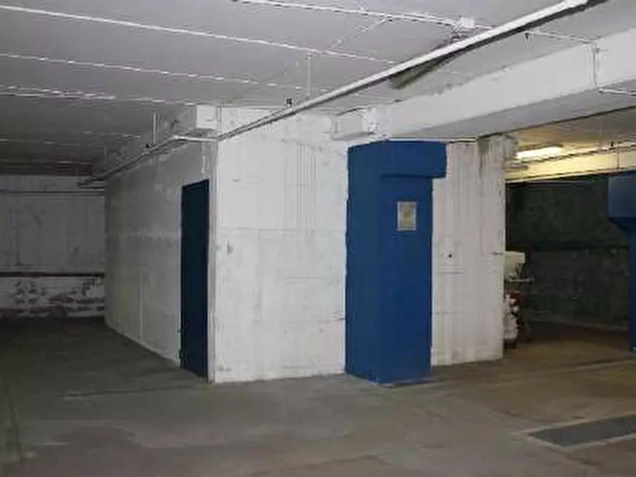 Immagine 13 di Negozio in vendita  a Cesano Maderno