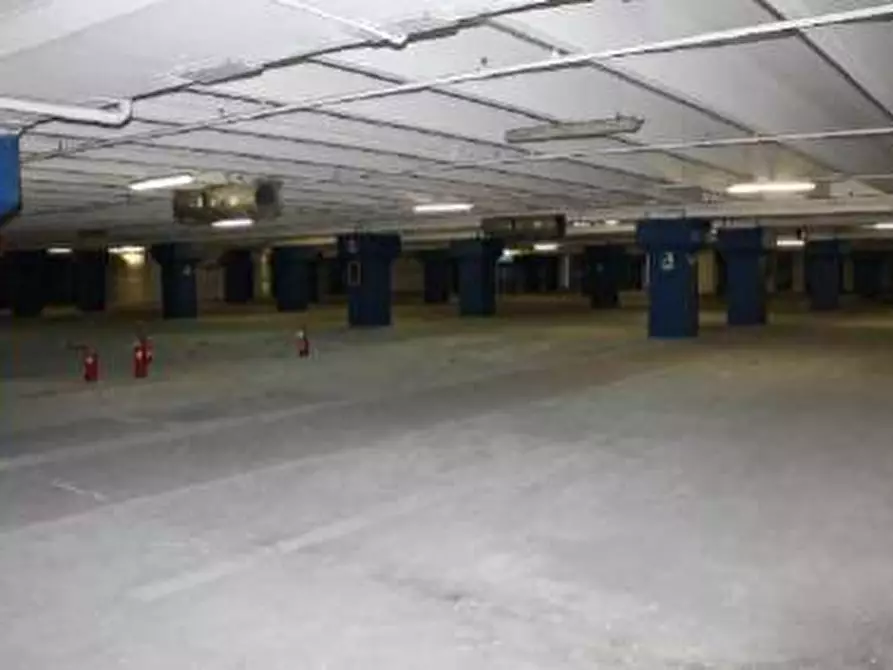 Immagine 8 di Negozio in vendita  a Cesano Maderno