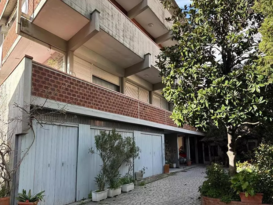 Immagine 1 di Palazzo in vendita  a Carrara