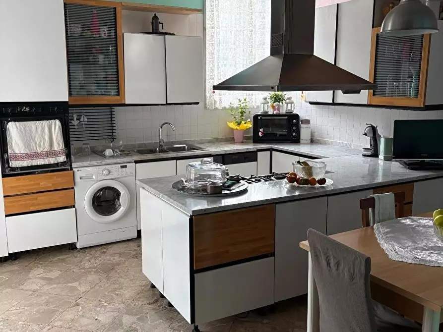 Immagine 6 di Palazzo in vendita  a Carrara