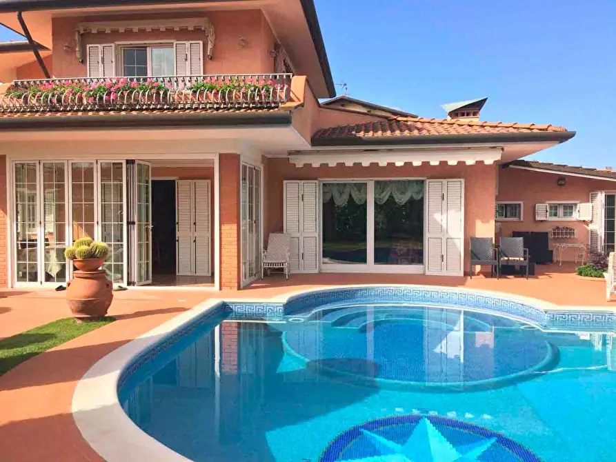 Immagine 4 di Villa in vendita  a Pietrasanta