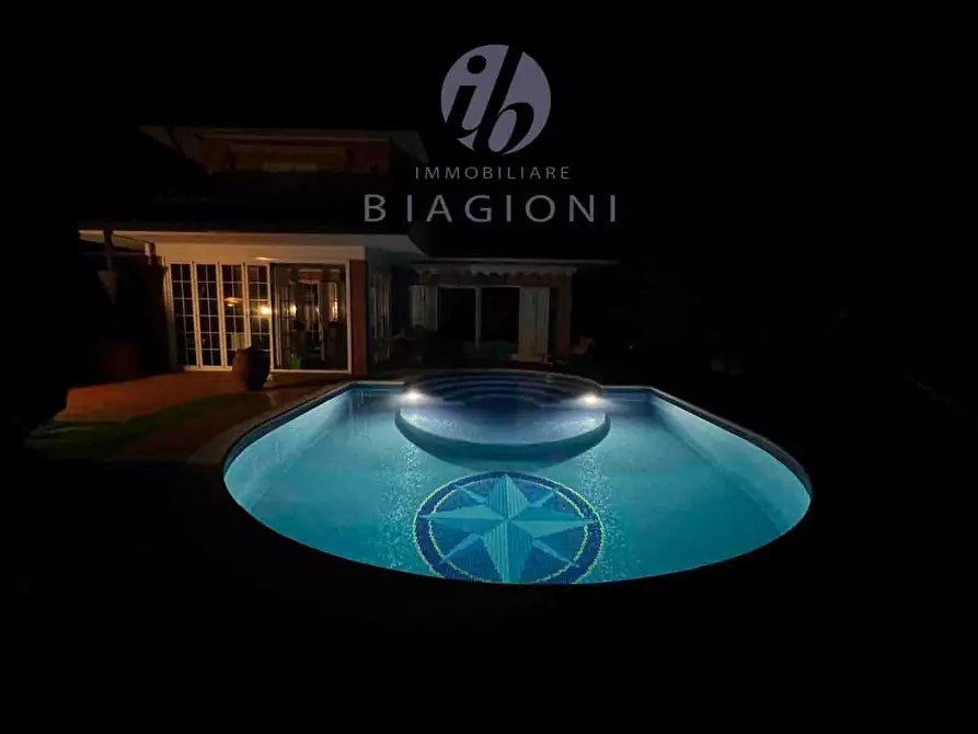 Immagine 1 di Villa in vendita  a Pietrasanta