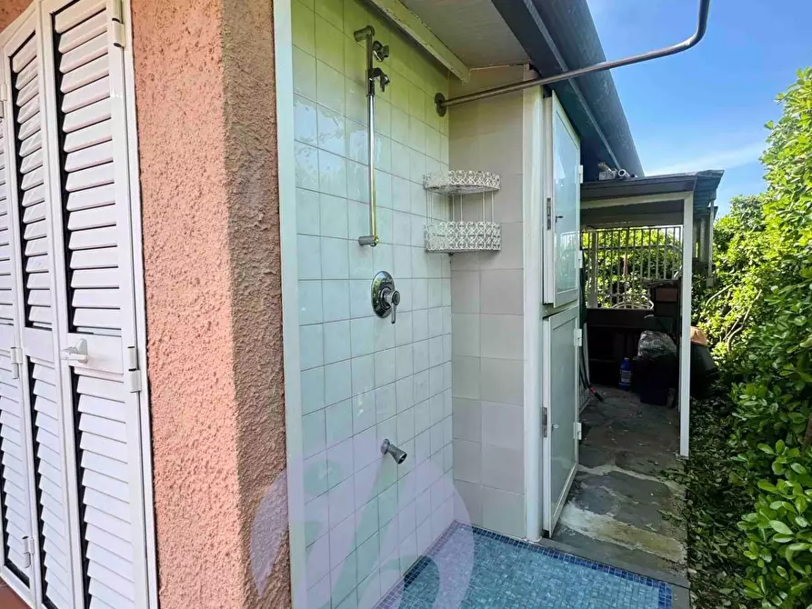 Immagine 10 di Villa in vendita  a Pietrasanta