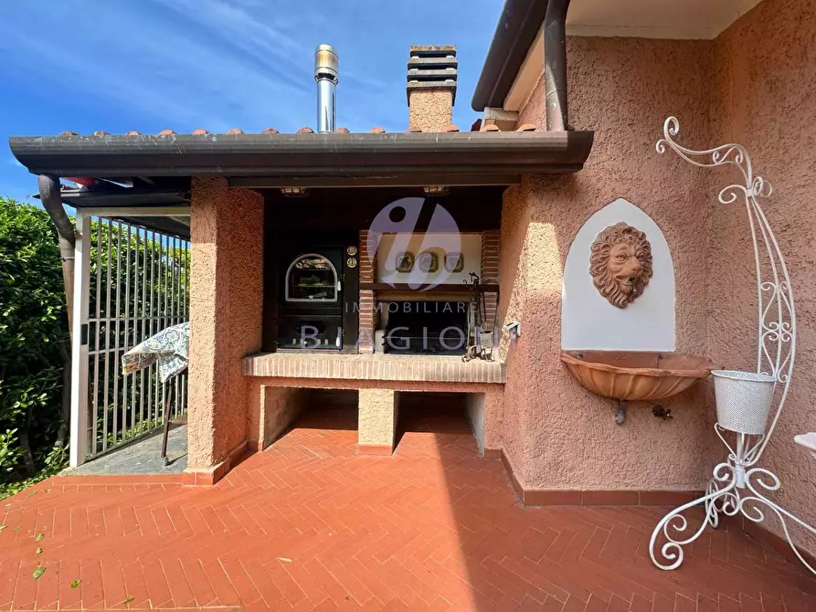Immagine 11 di Villa in vendita  a Pietrasanta