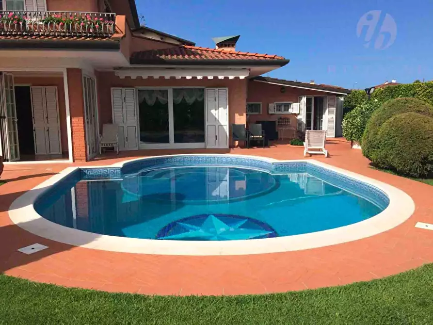 Immagine 2 di Villa in vendita  a Pietrasanta
