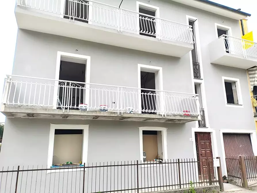 Immagine 2 di Villetta a schiera in vendita  a Lucca