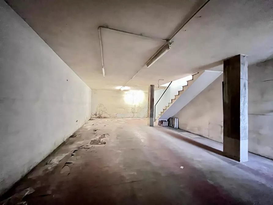 Immagine 21 di Locale commerciale in affitto  a Empoli