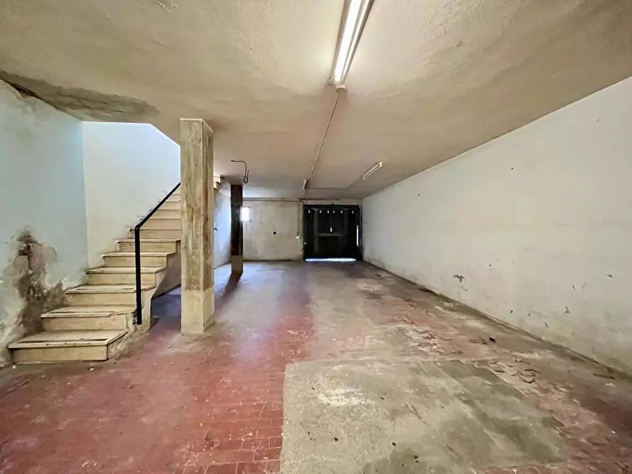 Immagine 19 di Locale commerciale in affitto  a Empoli