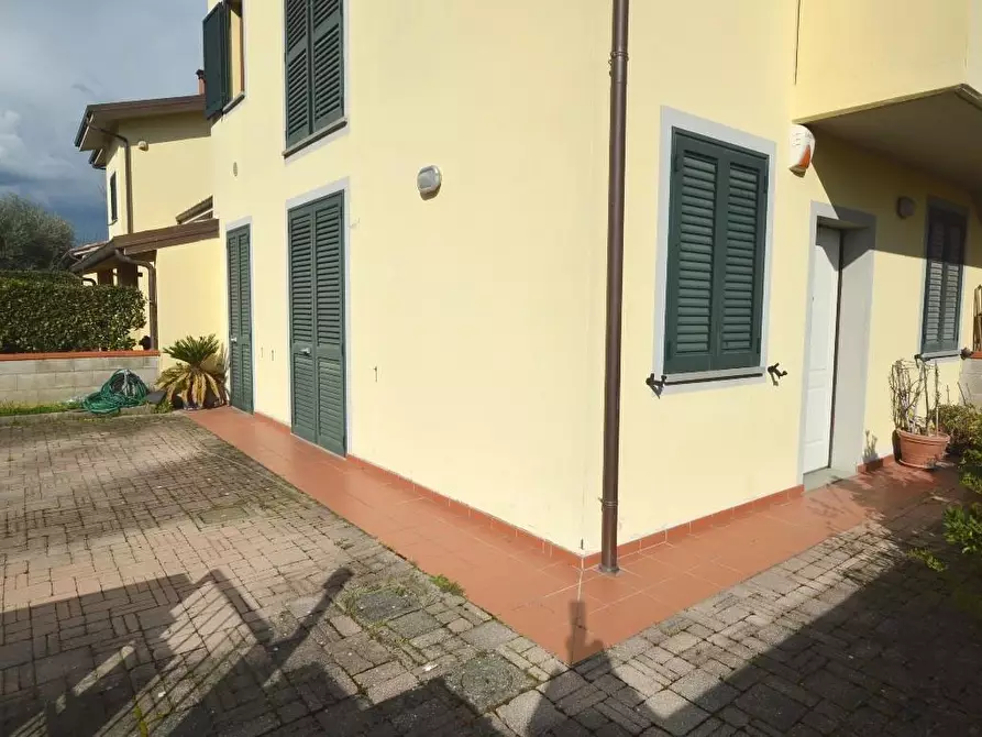 Immagine 2 di Appartamento in vendita  a Lucca