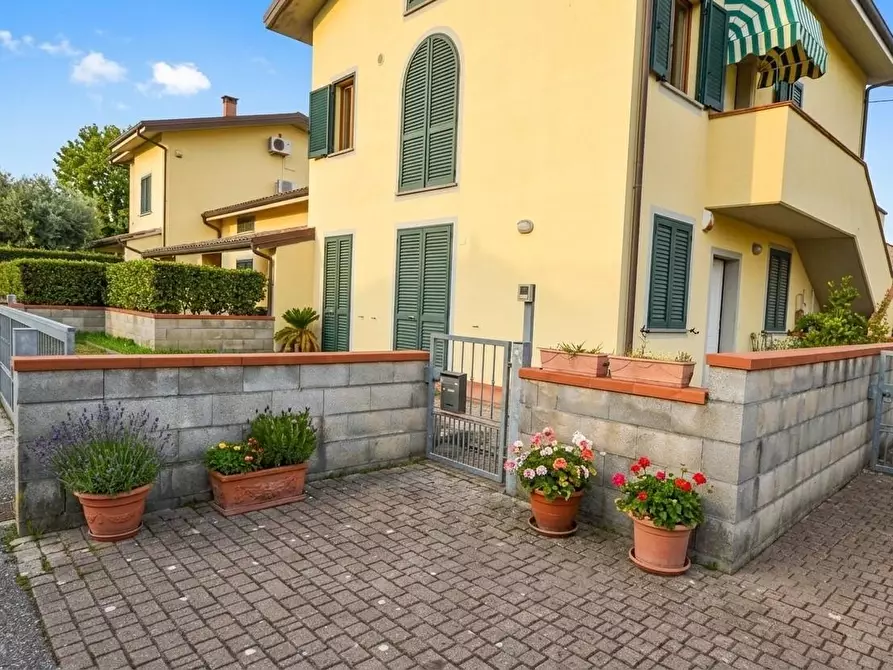 Immagine 1 di Appartamento in vendita  a Lucca