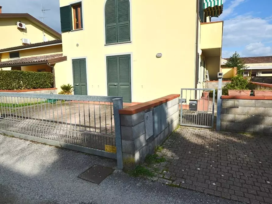 Immagine 5 di Appartamento in vendita  a Lucca