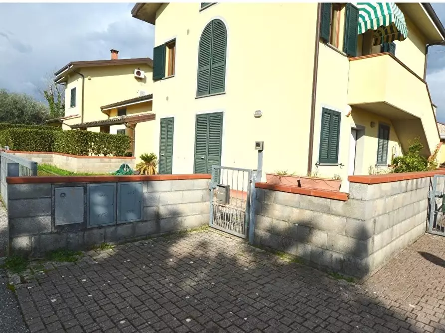 Immagine 6 di Appartamento in vendita  a Lucca