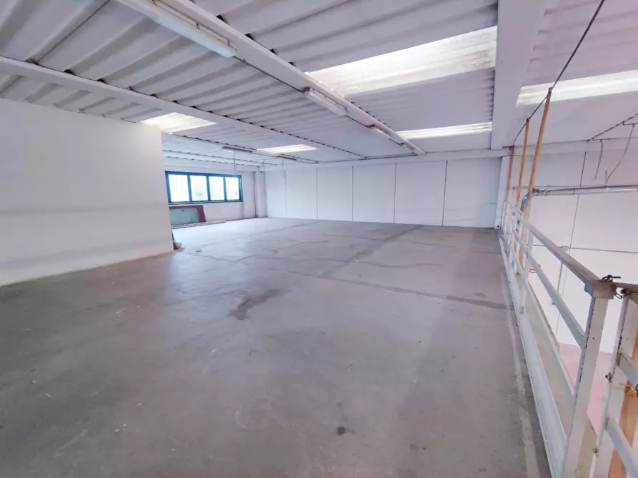 Immagine 25 di Attività artigianale in affitto  a Cascina