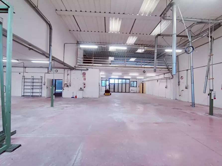 Immagine 1 di Attività artigianale in affitto  a Cascina