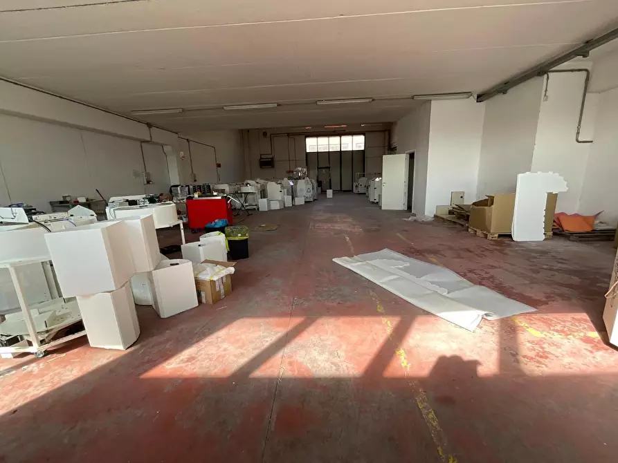 Immagine 2 di Attività artigianale in affitto  a Cascina