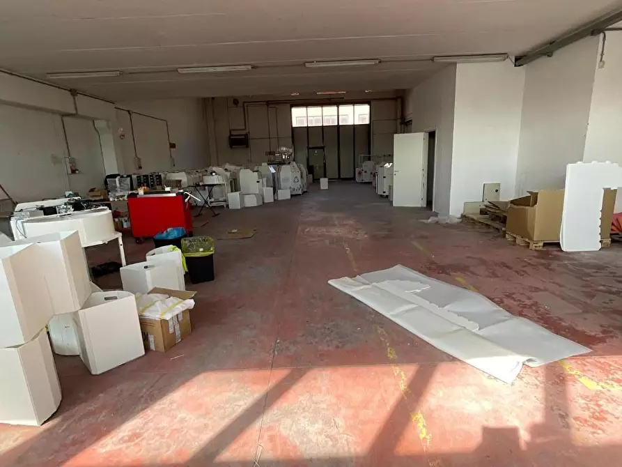 Immagine 5 di Attività artigianale in affitto  a Cascina