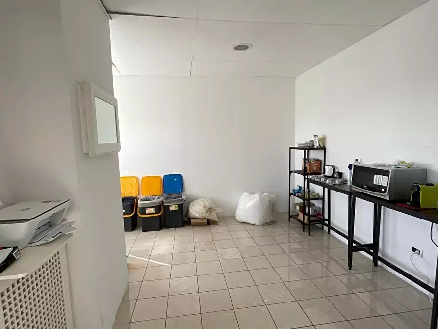 Immagine 8 di Attività artigianale in affitto  a Cascina