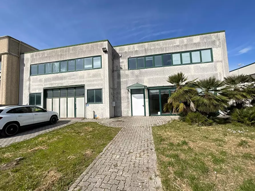 Immagine 4 di Attività artigianale in affitto  a Cascina