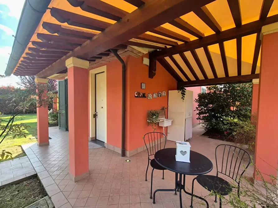 Immagine 11 di Villa in vendita  a Capannori