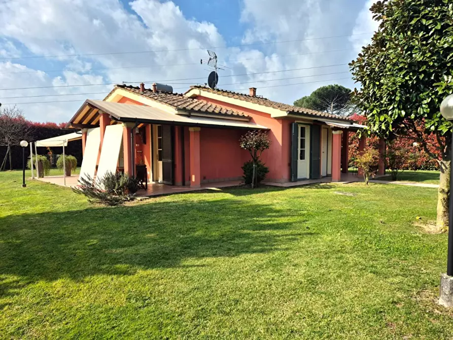 Immagine 6 di Villa in vendita  a Capannori