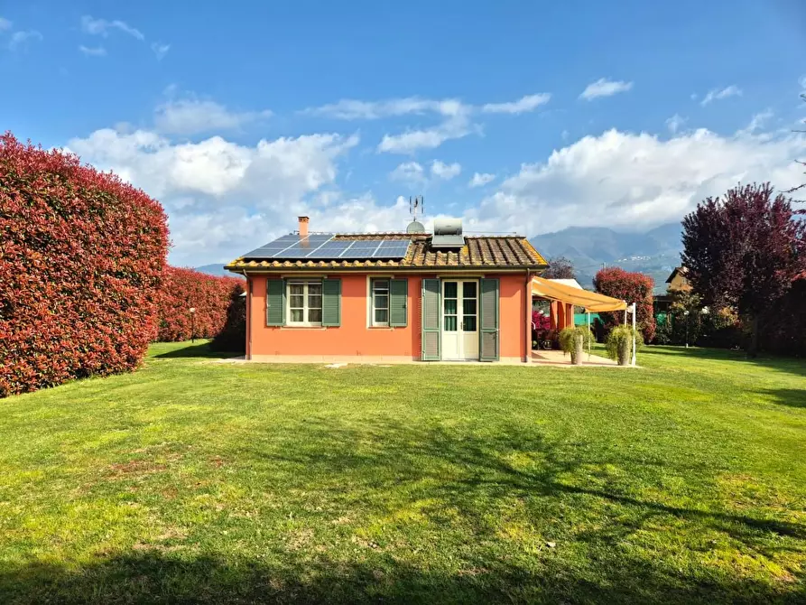 Immagine 7 di Villa in vendita  a Capannori