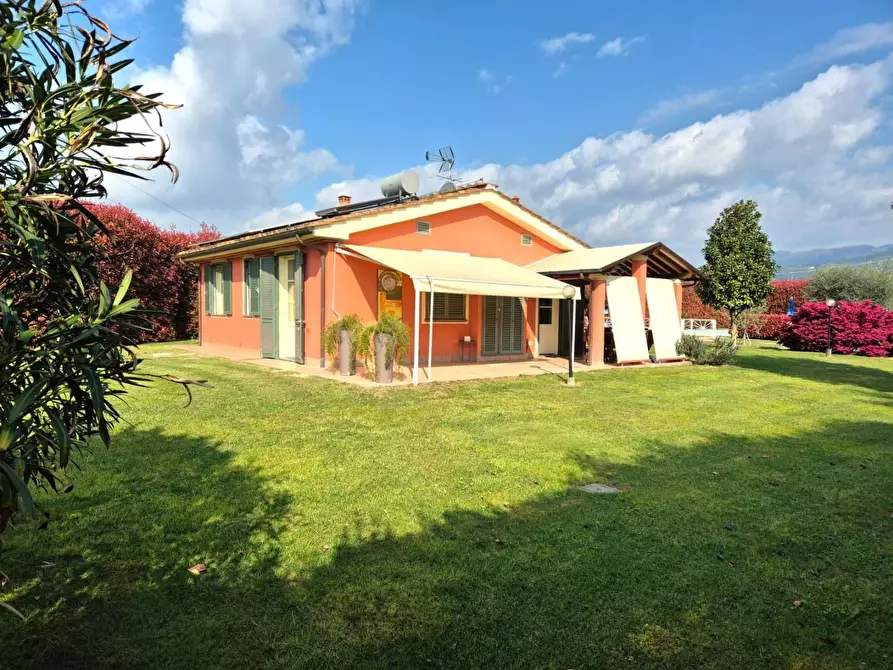 Immagine 5 di Villa in vendita  a Capannori