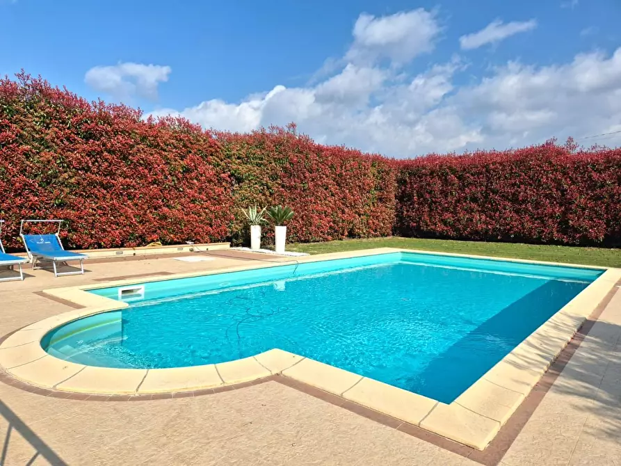 Immagine 4 di Villa in vendita  a Capannori