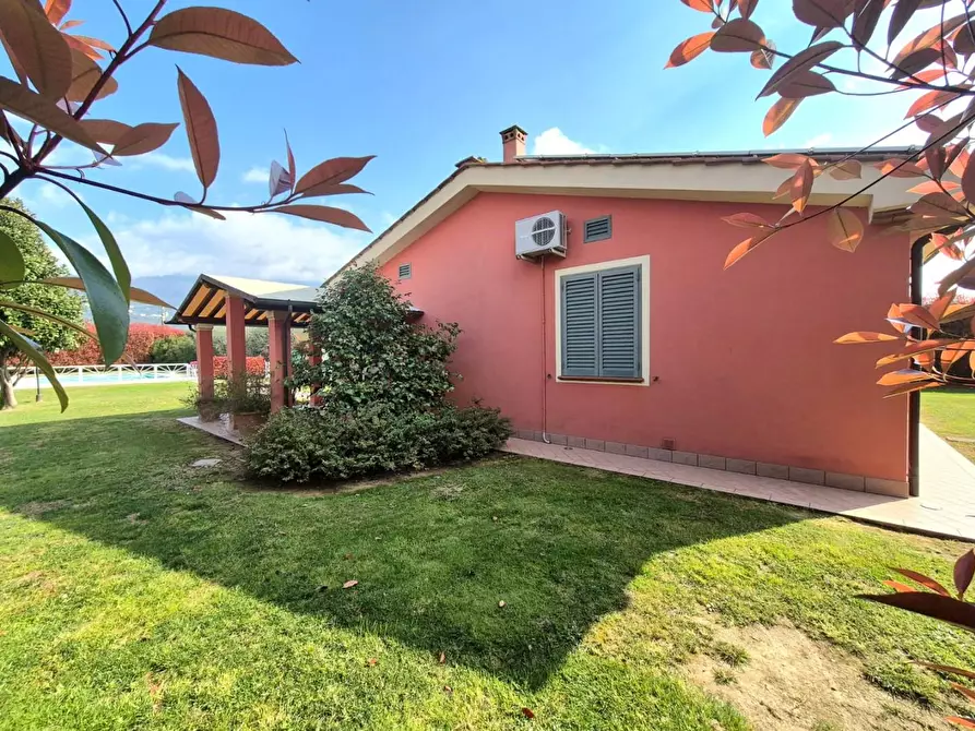 Immagine 10 di Villa in vendita  a Capannori