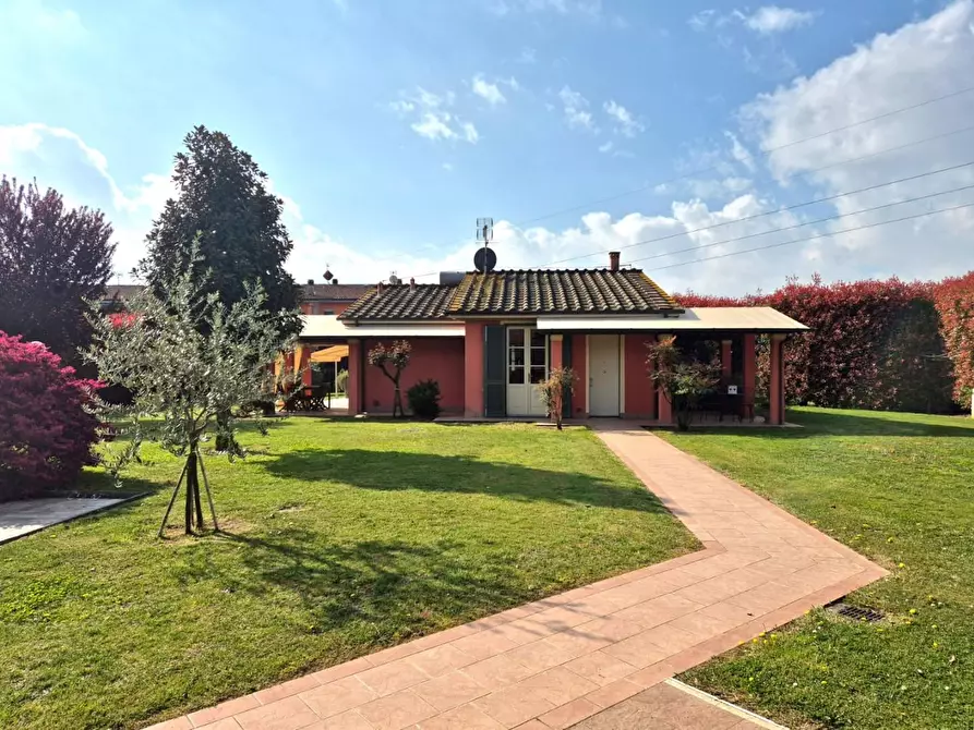 Immagine 1 di Villa in vendita  a Capannori