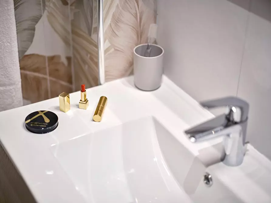 Immagine 18 di Appartamento in vendita  a Siena