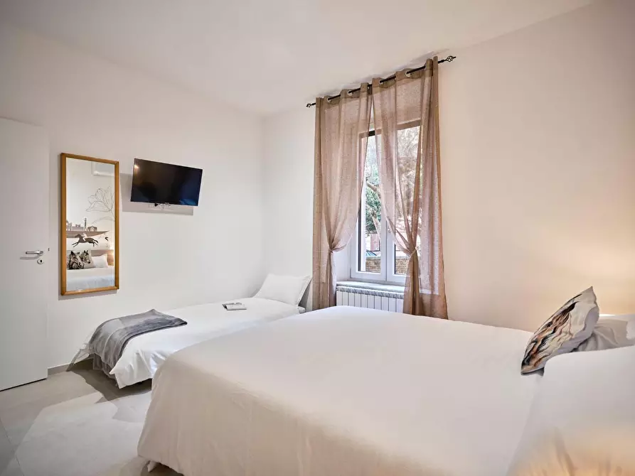 Immagine 21 di Appartamento in vendita  a Siena