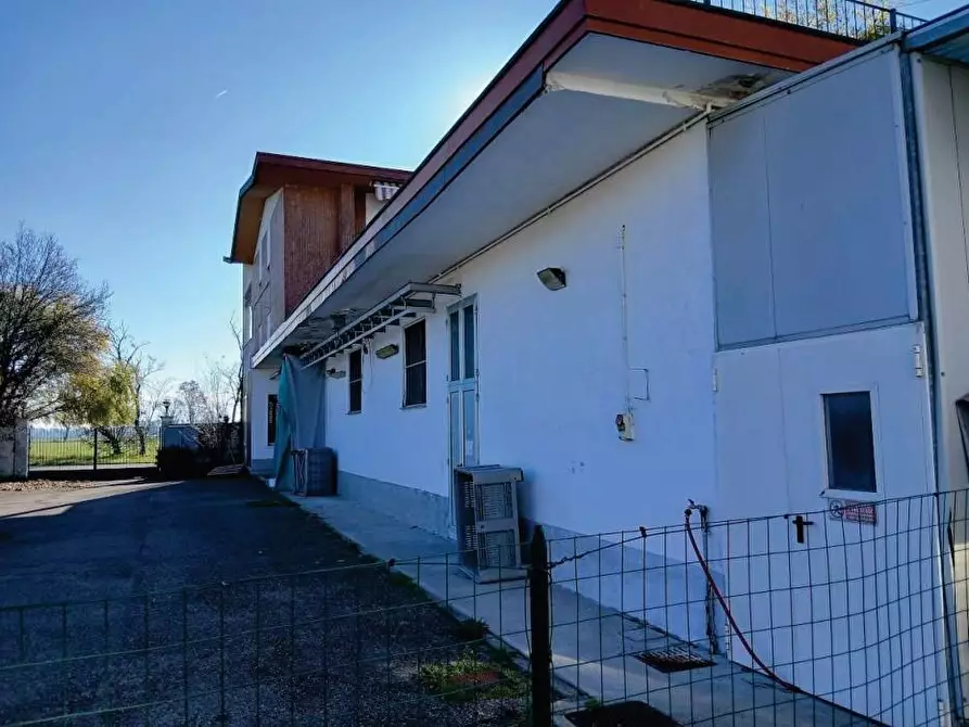 Immagine 1 di Laboratorio in vendita  a Robecco Sul Naviglio