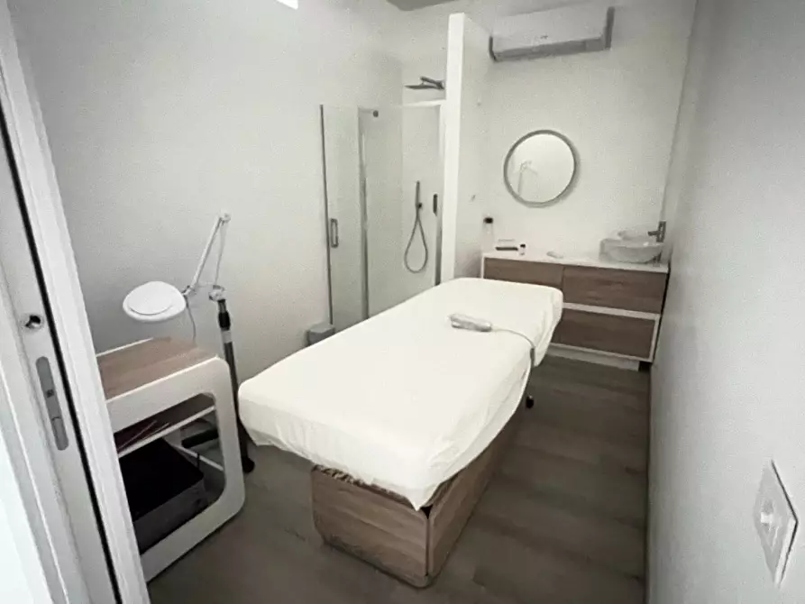 Immagine 11 di Locale commerciale in affitto  a Massa