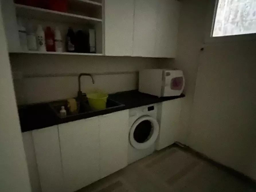 Immagine 21 di Locale commerciale in affitto  a Massa