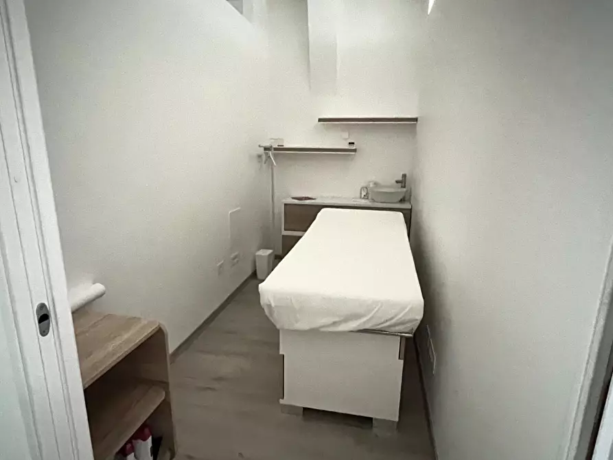 Immagine 8 di Locale commerciale in affitto  a Massa