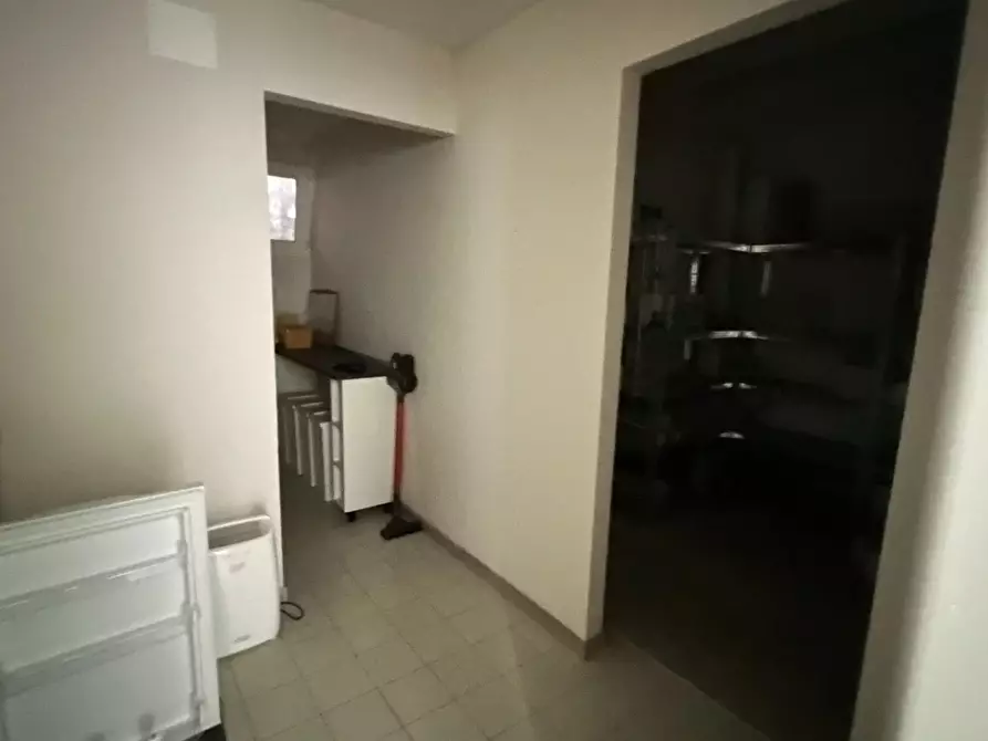 Immagine 22 di Locale commerciale in affitto  a Massa