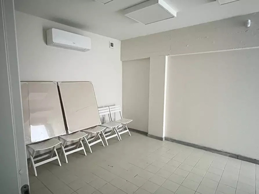 Immagine 17 di Locale commerciale in affitto  a Massa