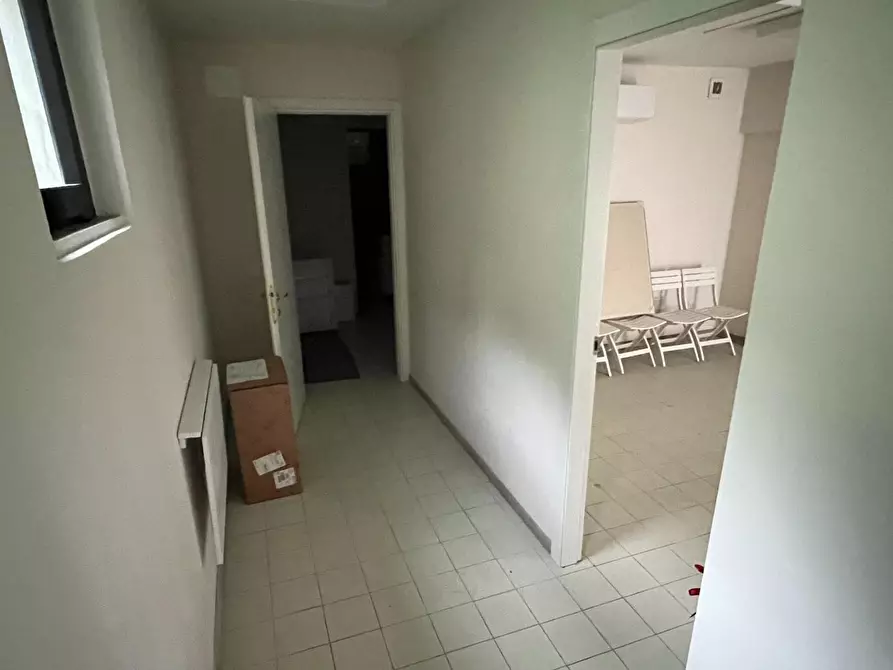 Immagine 16 di Locale commerciale in affitto  a Massa