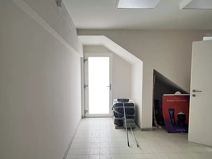 Immagine 19 di Locale commerciale in affitto  a Massa