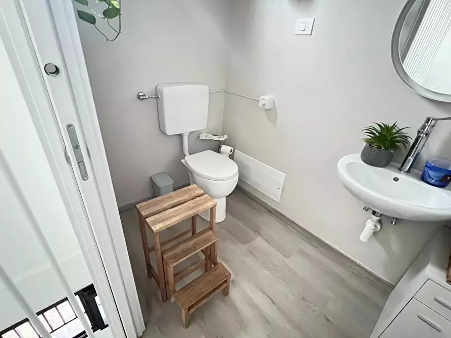 Immagine 13 di Locale commerciale in affitto  a Massa