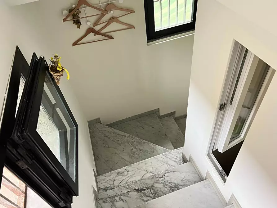 Immagine 15 di Locale commerciale in affitto  a Massa