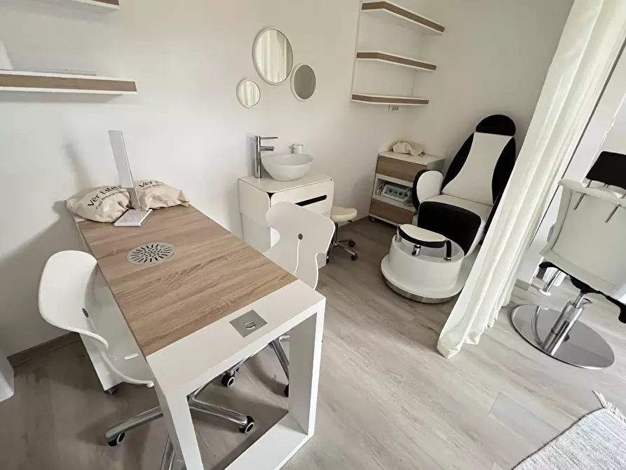 Immagine 4 di Locale commerciale in affitto  a Massa