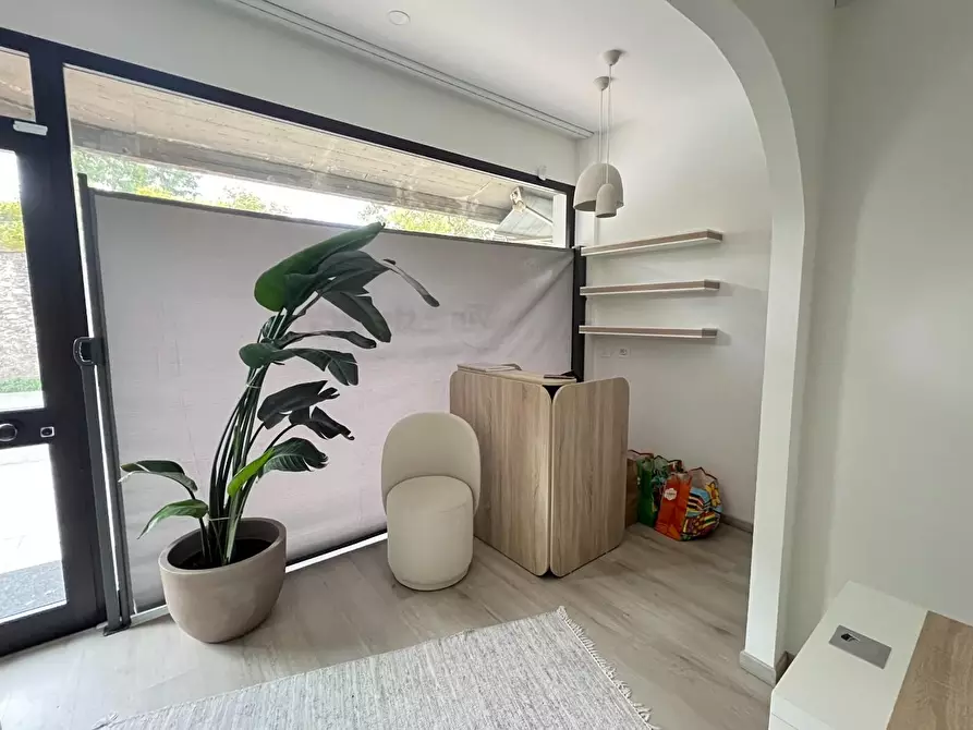 Immagine 1 di Locale commerciale in affitto  a Massa