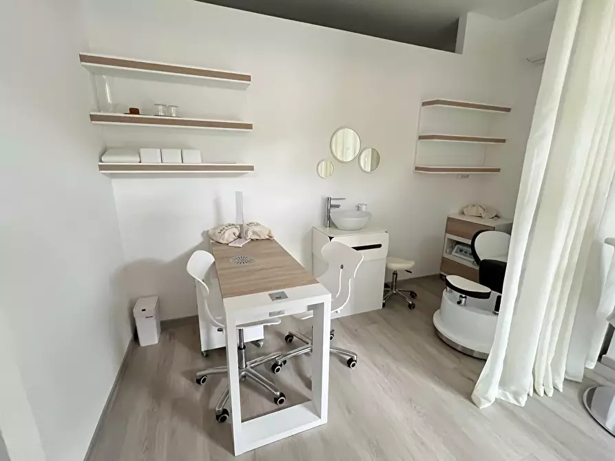 Immagine 3 di Locale commerciale in affitto  a Massa