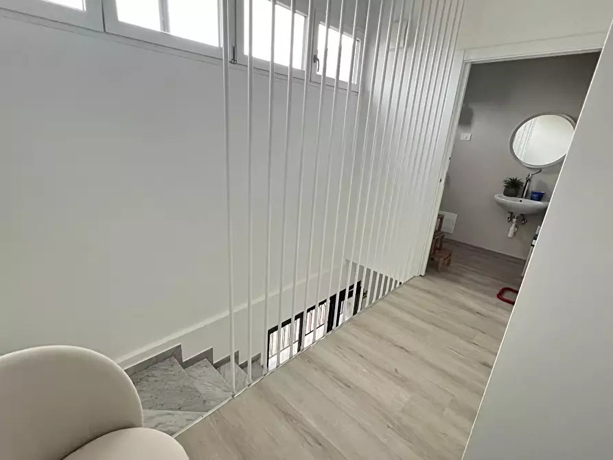 Immagine 12 di Locale commerciale in affitto  a Massa