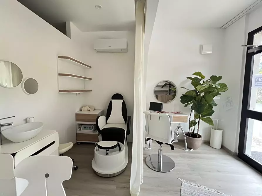 Immagine 5 di Locale commerciale in affitto  a Massa