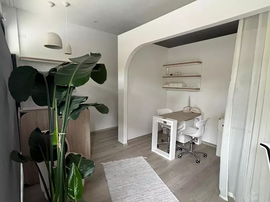 Immagine 2 di Locale commerciale in affitto  a Massa