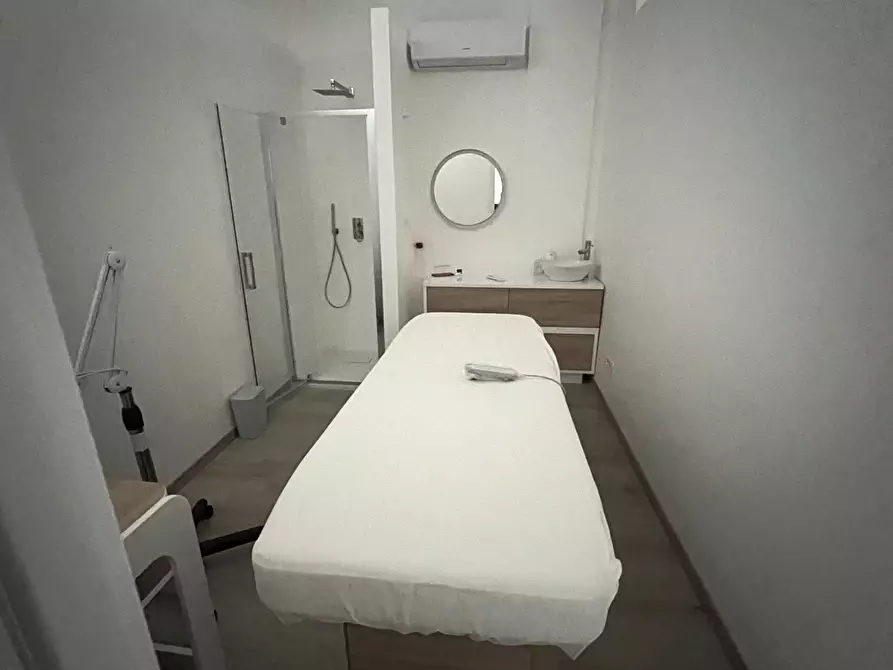 Immagine 10 di Locale commerciale in affitto  a Massa