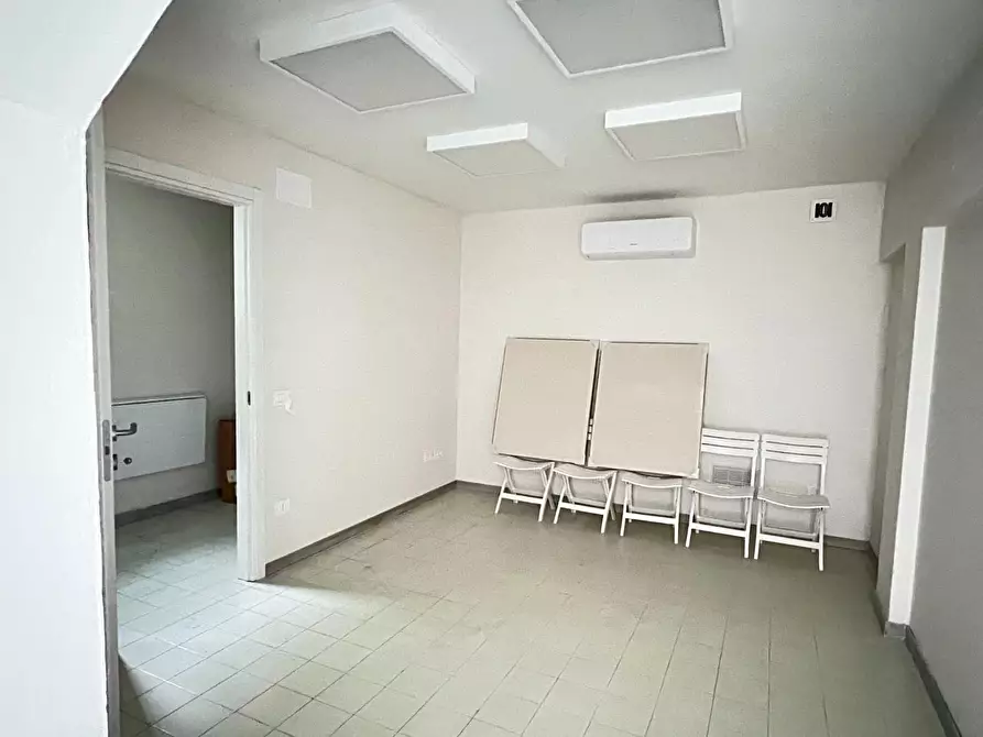 Immagine 18 di Locale commerciale in affitto  a Massa